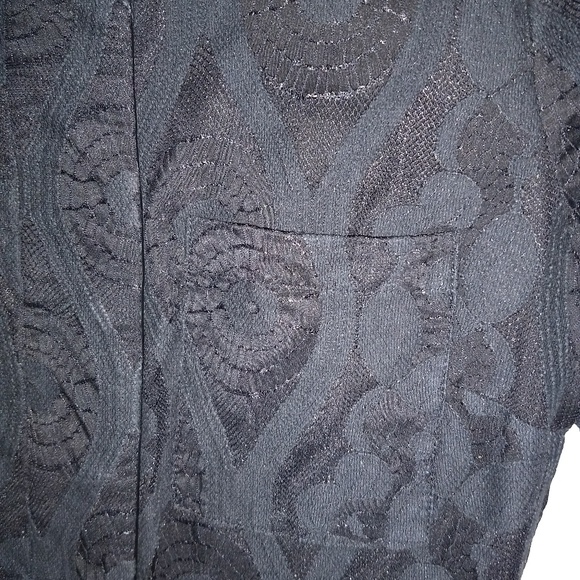 Dress with over lace layer with unique pattern. - Picture 6 of 7